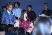 橋本環奈（手前）と柳楽優弥（奥）。