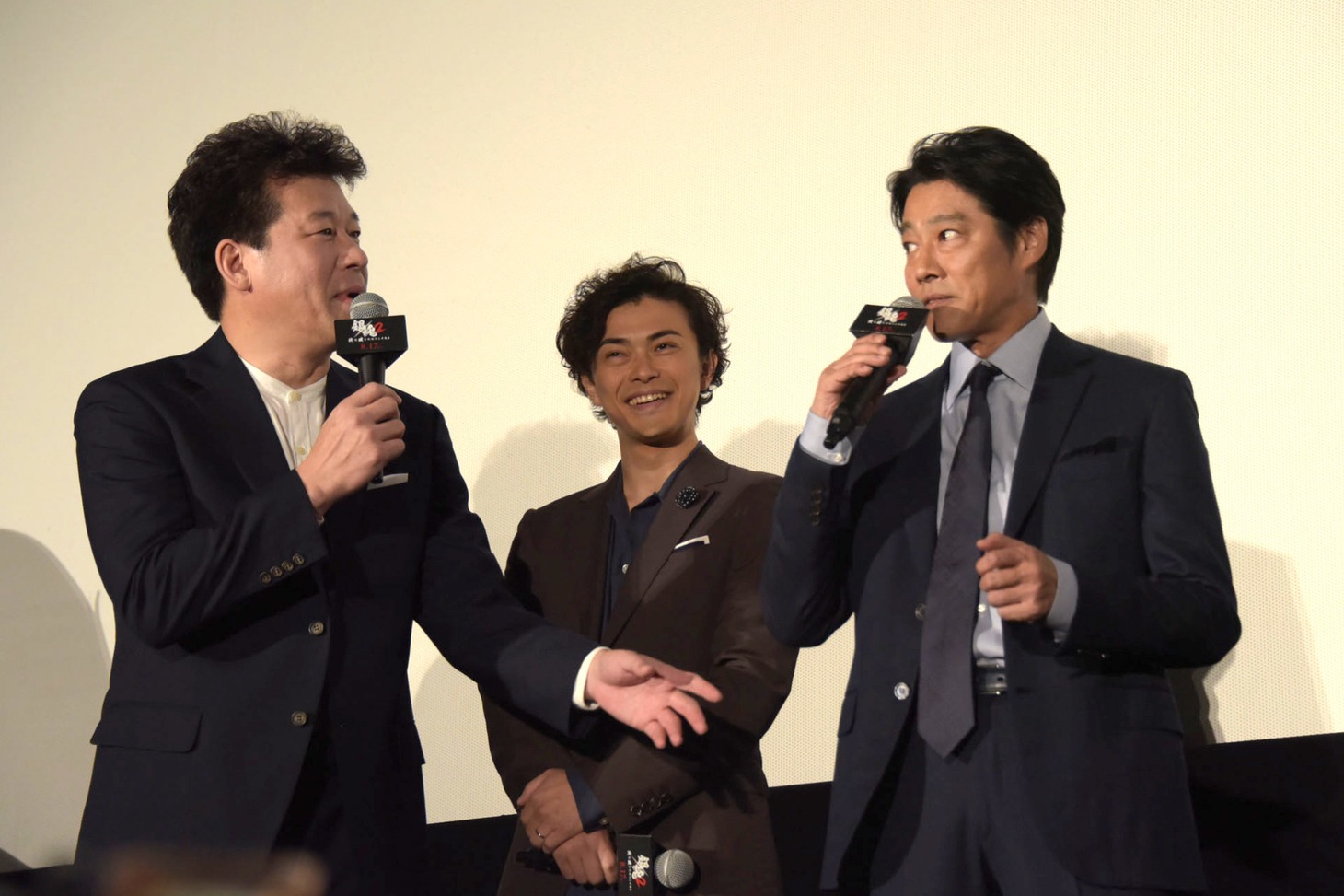左から佐藤二朗、勝地涼、堤真一。