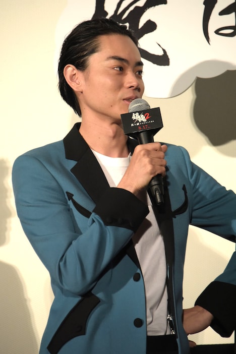 吉沢亮のまねをする菅田将暉。