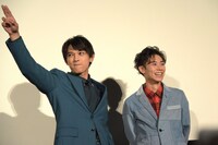 左から吉沢亮、戸塚純貴。
