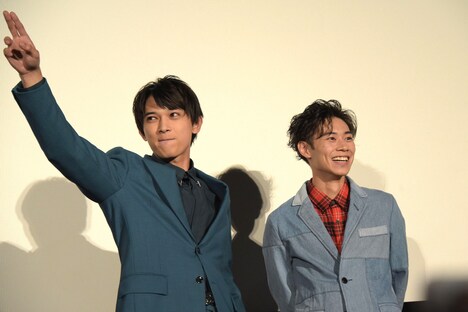 決めゼリフを披露し、満足げな吉沢亮（左）。