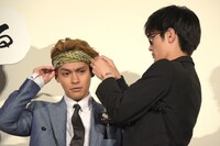 左から柳楽優弥、三浦春馬。