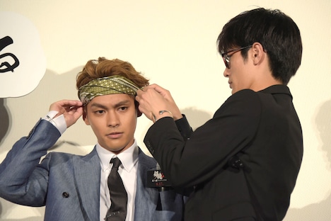 左から柳楽優弥、三浦春馬。