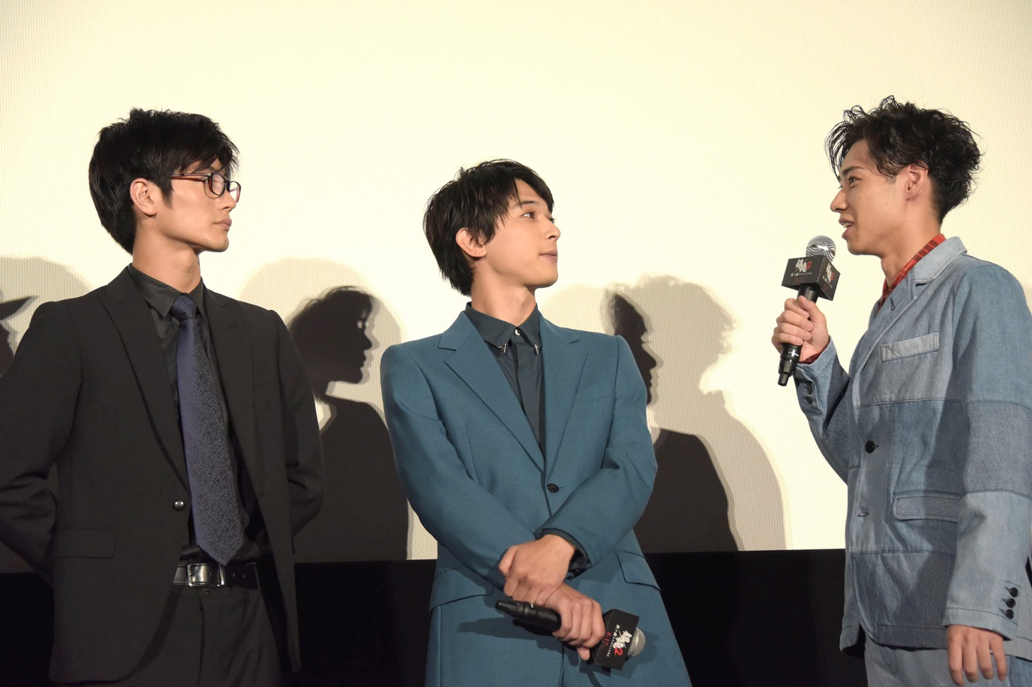 戸塚純貴（右）に無反応な吉沢亮（中央）と三浦春馬（左）。