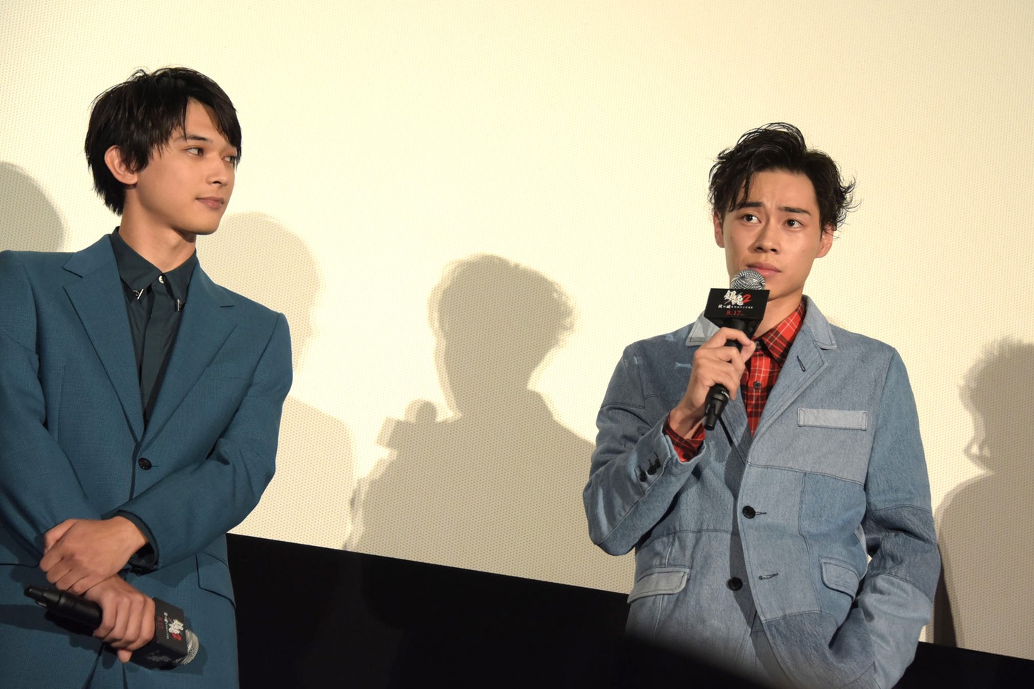 セリフを言う前にキメ顔をする戸塚純貴（右）。