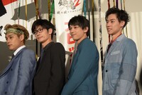 左から柳楽優弥、三浦春馬、吉沢亮、戸塚純貴。