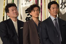 左から佐藤二朗、勝地涼、堤真一。