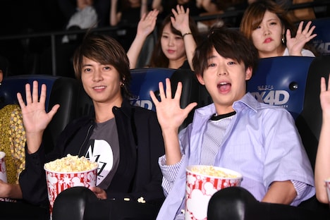 左から山下智久、有岡大貴。