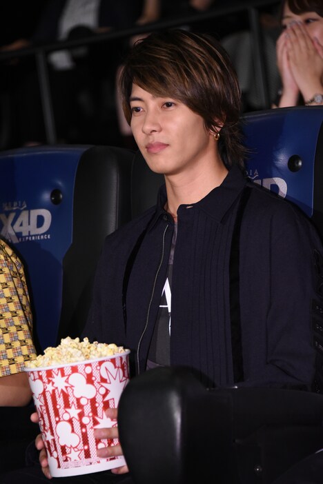 ポップコーンを大事に持つ山下智久。