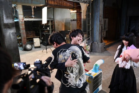 「GIVER 復讐の贈与者」クランクアップ時の様子。