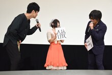 悠木碧（中央）の達筆ぶりに驚く福山潤（左）と森川智之（右）。