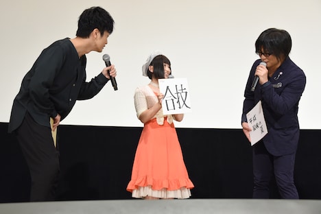 悠木碧（中央）の達筆ぶりに驚く福山潤（左）と森川智之（右）。