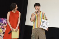 自身が演じるエスカノールのイラストを描き会場を驚かせる杉田智和（右）。