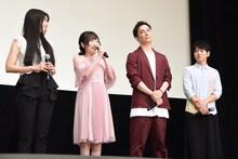 生で「トントコトコトコ」を披露する久野美咲（左から2番目）。