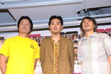 左から瀬川晶司、松田龍平、豊田利晃。