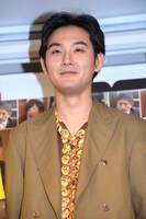 笑顔のリクエストに応える松田龍平。