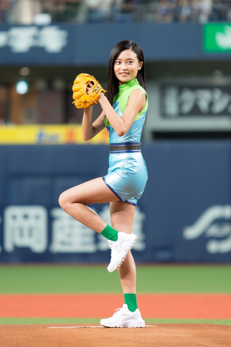 始球式に参加した小島瑠璃子。