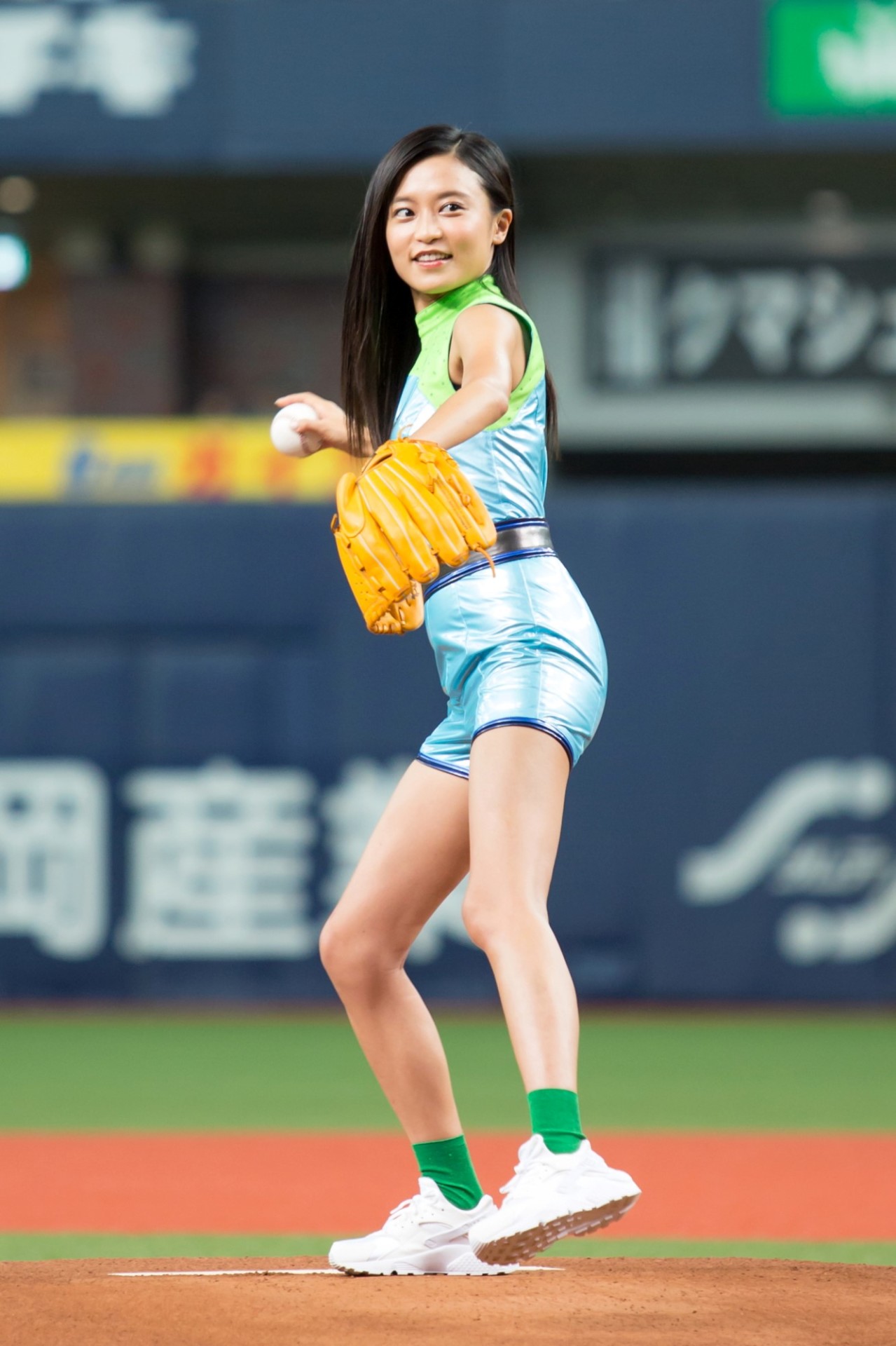始球式に参加した小島瑠璃子。