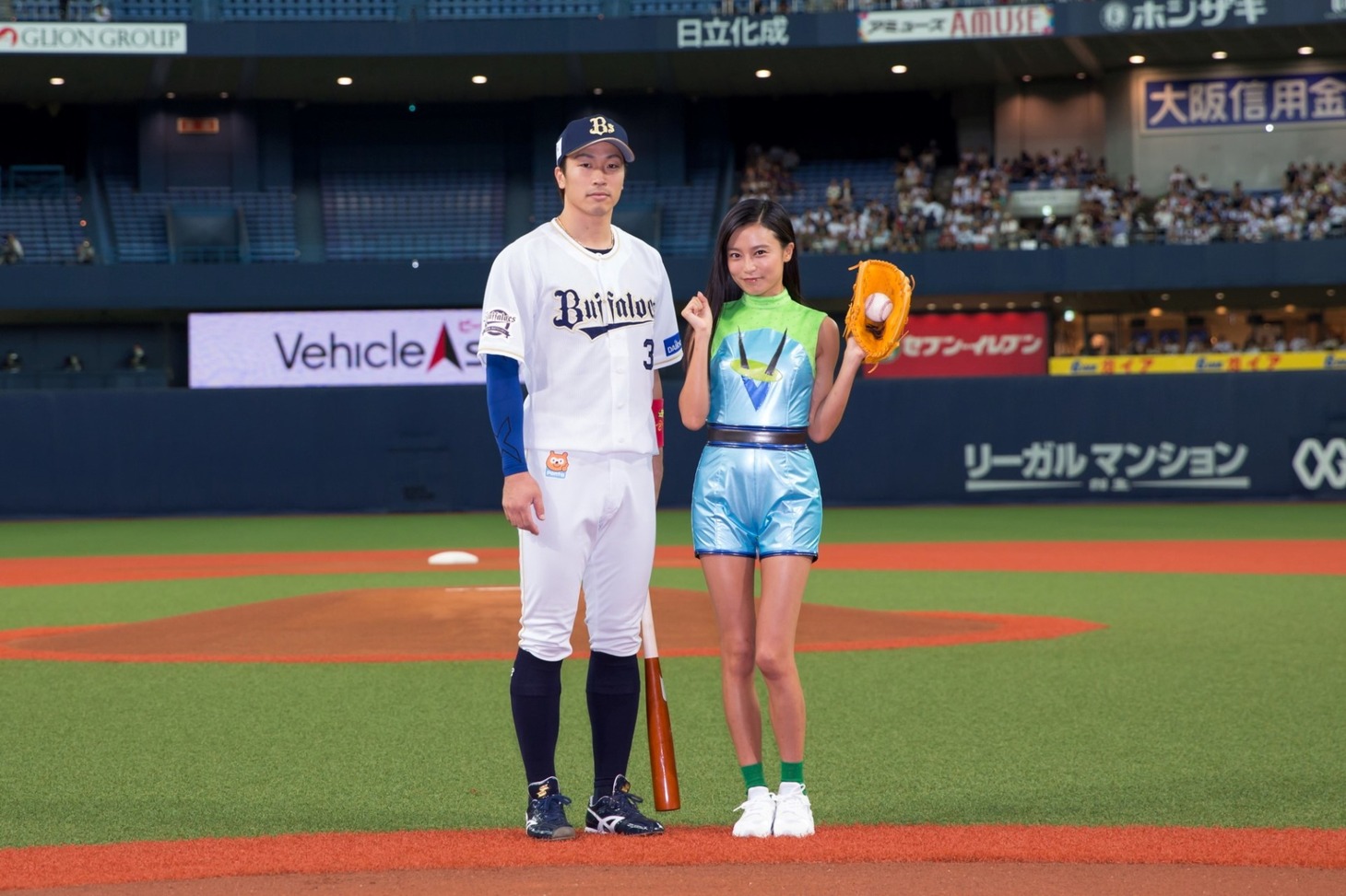 左から安達了一、小島瑠璃子。