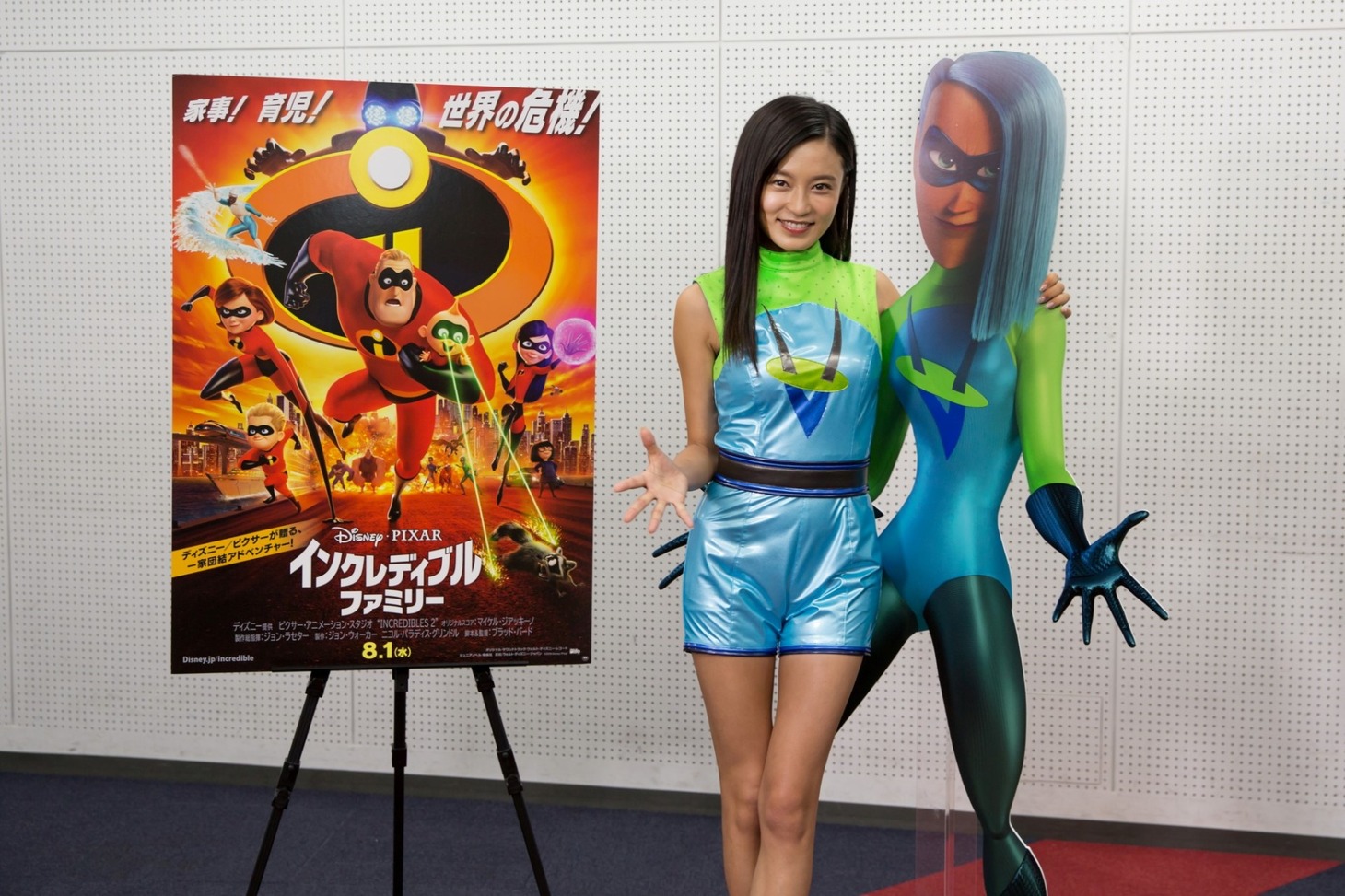 小島瑠璃子（左）とヴォイドのパネル（右）。