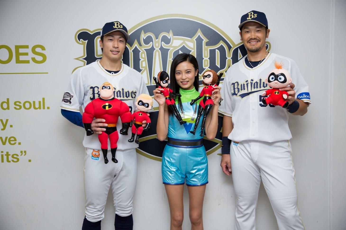 左から安達了一、小島瑠璃子、T-岡田。
