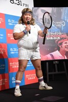 ビヨン・ボルグの扮装で登壇したバモス！わたなべ。