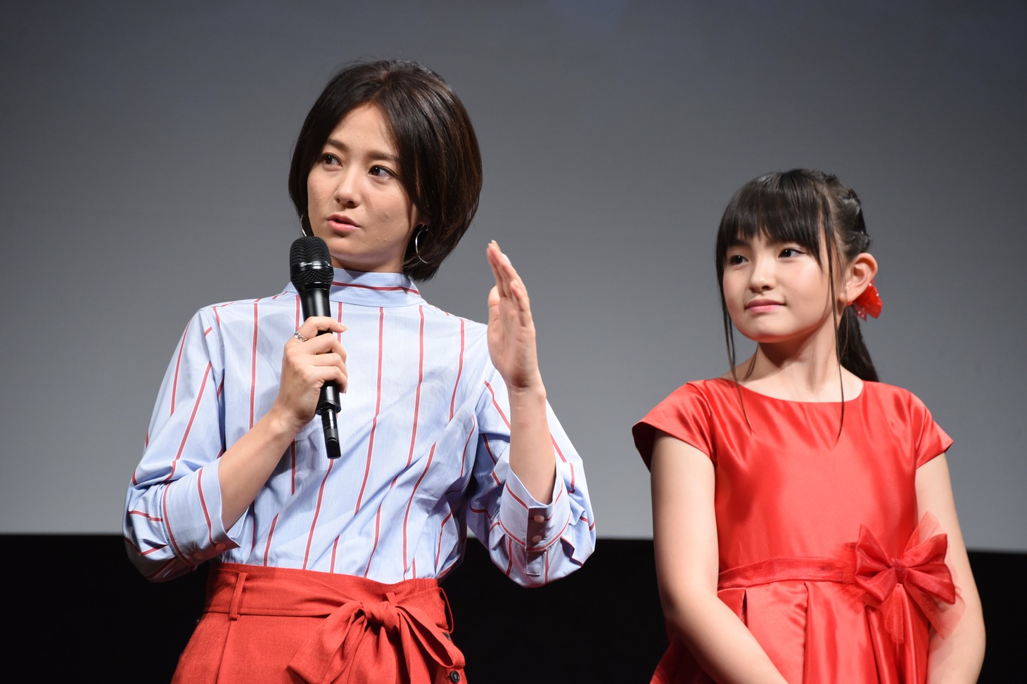 左から木村文乃、鈴木梨央。