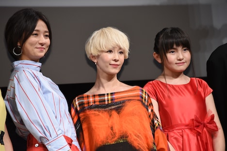 左から木村文乃、木村カエラ、鈴木梨央。