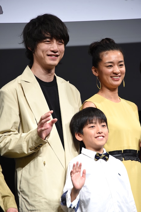 左から坂口健太郎、篠原湊大、尾野真千子。