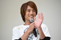 子供から「万丈ー！」と呼ばれ、笑顔で返す赤楚衛二。