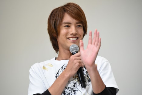 子供から「万丈ー!」と呼ばれ、笑顔で返す赤楚衛二。