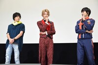 和歌山県に2年しか住んでいなかったことをツッコまれる伊藤あさひ（中央）。