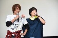 ルパパト組へのアドバイスを求められ、「こいつが言ってくれるんでね！」と赤楚衛二（左）の肩を叩く犬飼貴丈（右）。