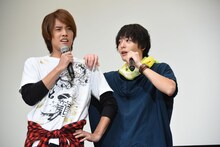 ルパパト組へのアドバイスを求められ、「こいつが言ってくれるんでね！」と赤楚衛二（左）の肩を叩く犬飼貴丈（右）。