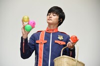 サインボールを見せる結木滉星。