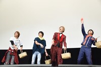 サインボールを投げるキャストたち。