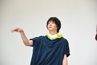 サインボールを投げる犬飼貴丈。