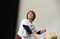 サインボールを投げる赤楚衛二。