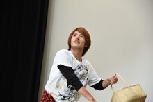 サインボールを投げる赤楚衛二。