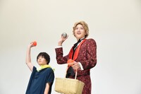 サインボールを投げる伊藤あさひ（右）。