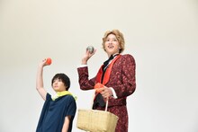 サインボールを投げる伊藤あさひ（右）。