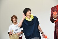 ボールを欲しがるファンたちの「戦兎ー！」という声を煽る犬飼貴丈（中央）。