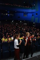 ペンライトで真っ赤に染まった会場の様子。