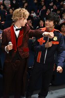 ポーズを確認する伊藤あさひ（左）と結木滉星（右）。