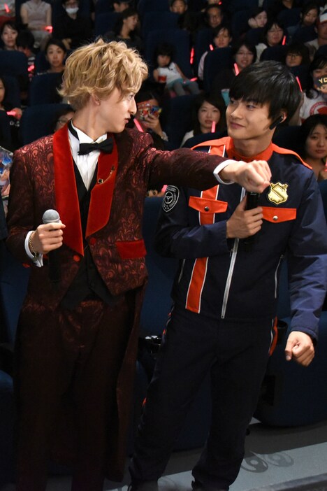 ポーズを確認する伊藤あさひ(左)と結木滉星(右)。