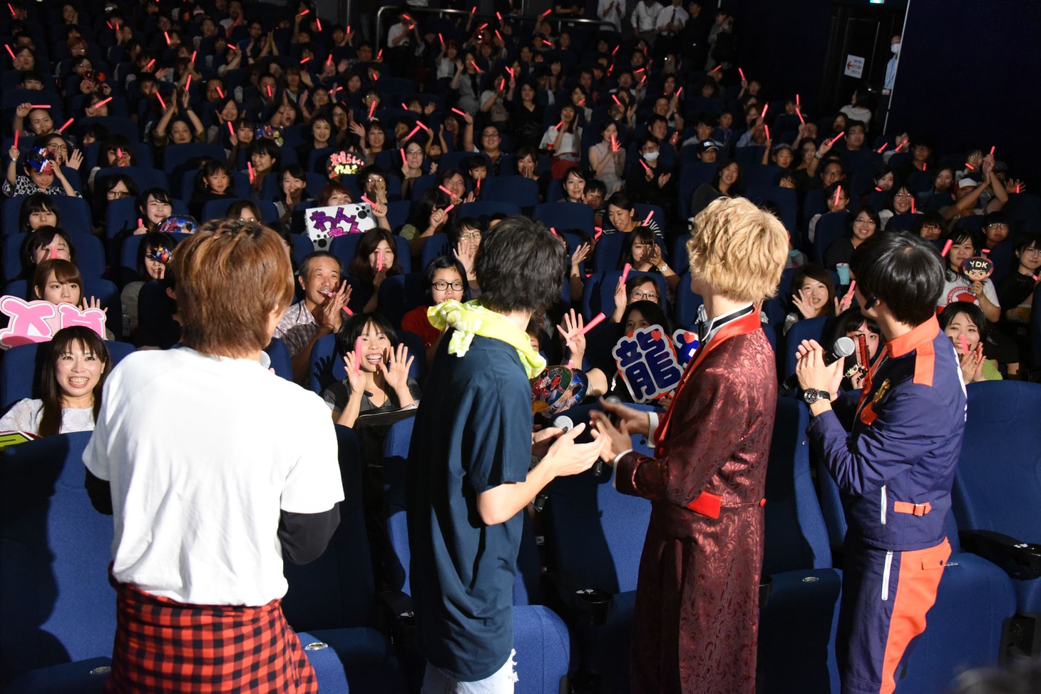 ファンと交流するキャストたち。