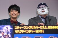 森崎ウィンとくっきー扮するスティーヴン・スピルバーグ。