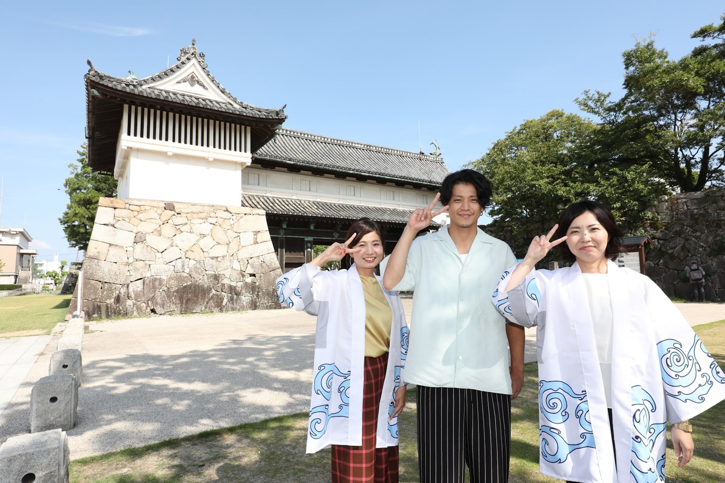 佐賀城の前で記念撮影する小栗旬（中央）。