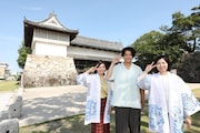 佐賀城の前で記念撮影する小栗旬(中央)。