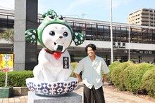 “佐賀春”の像の前で記念撮影する小栗旬（右）。